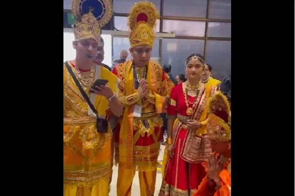 Indigi airlines staff has seen as Rama Lakshmana and Seetha 