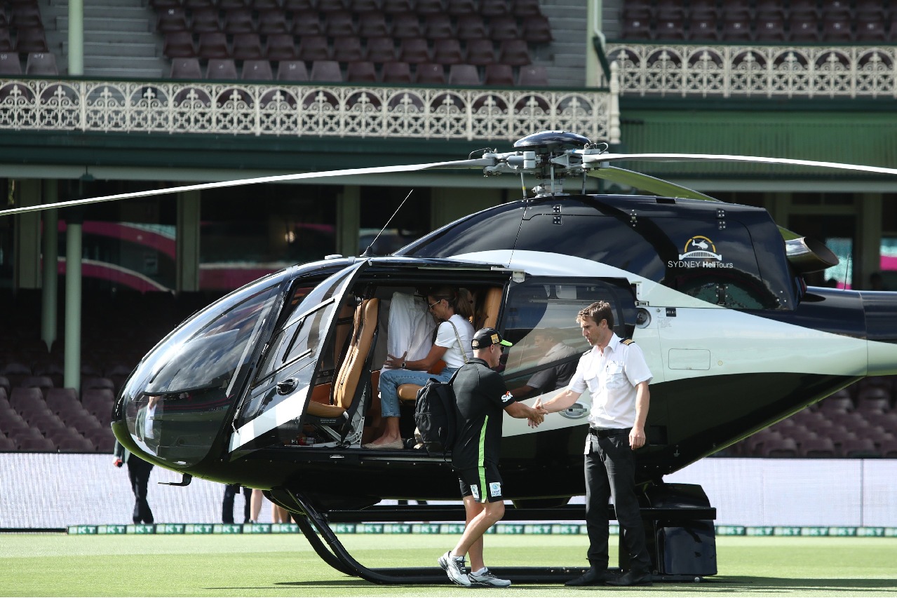 David Warner comes to SCG on helicopter 