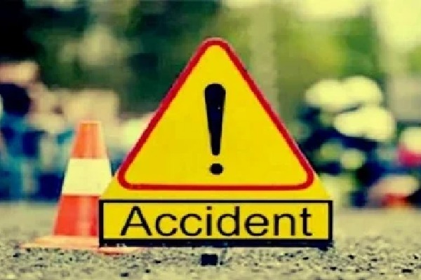 One dead and 13 injured in a lorry and bus collision in Anantapur