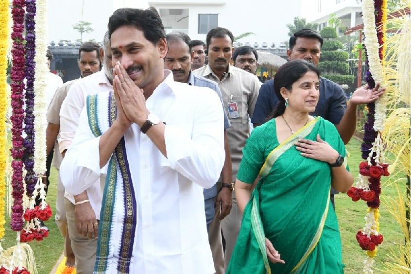 Andhra CM participates in Sankranti festivities