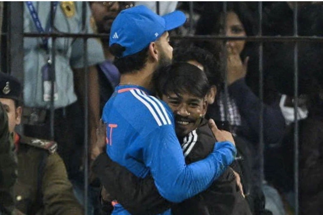 a fan suddenly came to Virat Kohli and hugged him in 2nd t20i against Afghanistan in Indore
