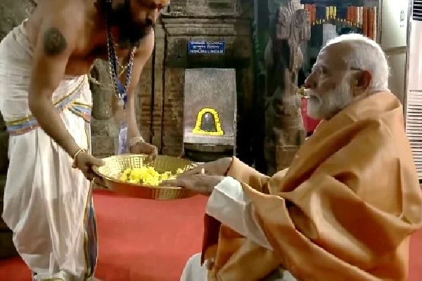 Modi visits Lepakshi temple