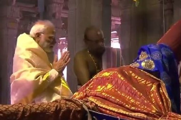 PM Modi offers prayers at SriRangam temple