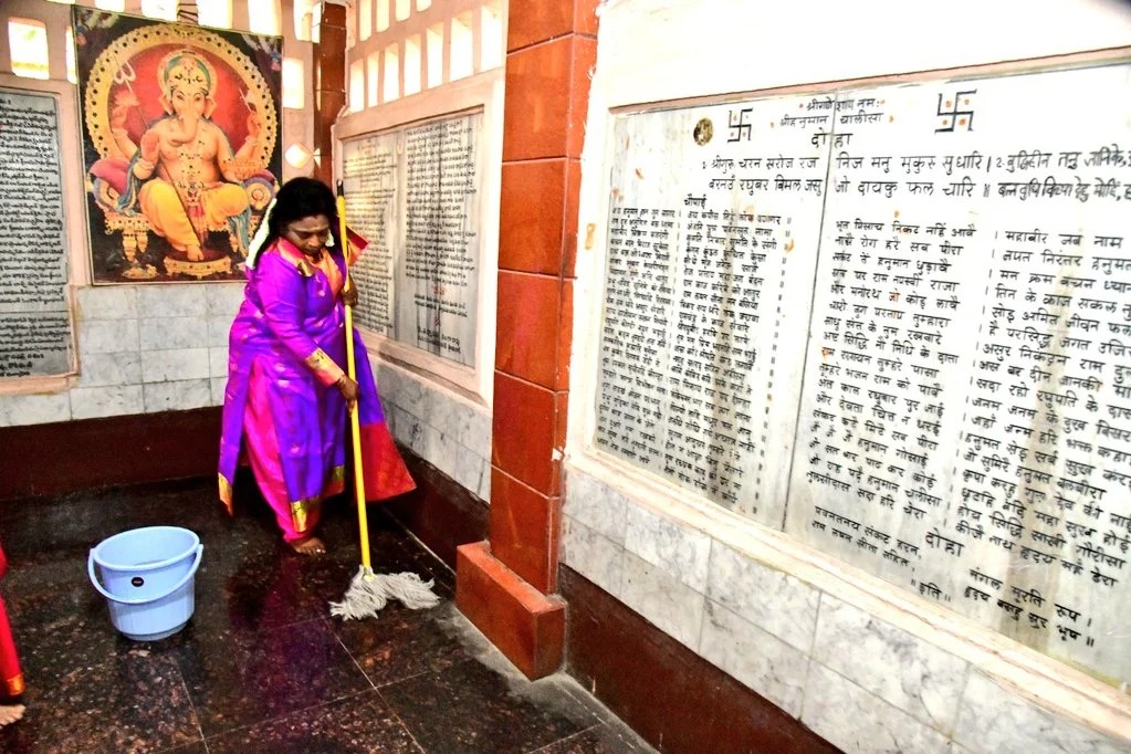 Governor Tamilisai participated in Swachhta Abhiyan in Khairatabad Hanuman Temple