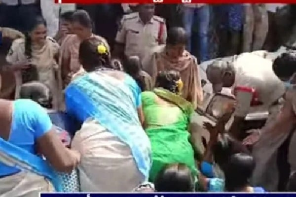 Anganwadi workers obstructs minister Peddireddy convoy in Uravakonda 