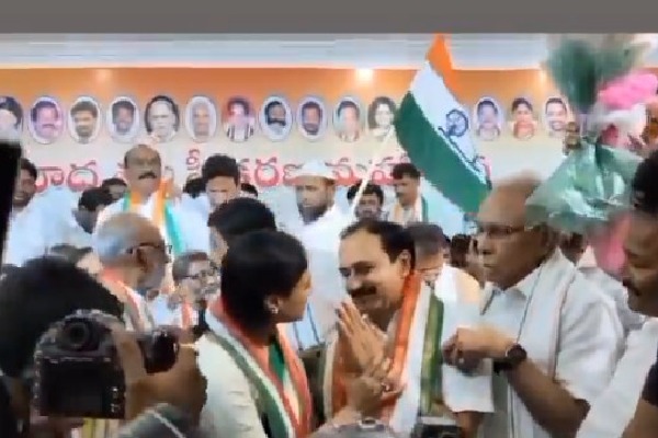 Mangalagiri MLA Alla Ramakrishna Reddy joins Congress Party