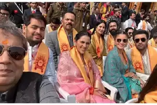 Alia-Ranbir, Vicky-Katrina pose for star-studded selfie with Subhash Ghai in Ayodhya