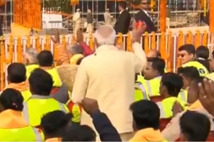 PM Modi showers rose petals on the workers who built Ram Mandir