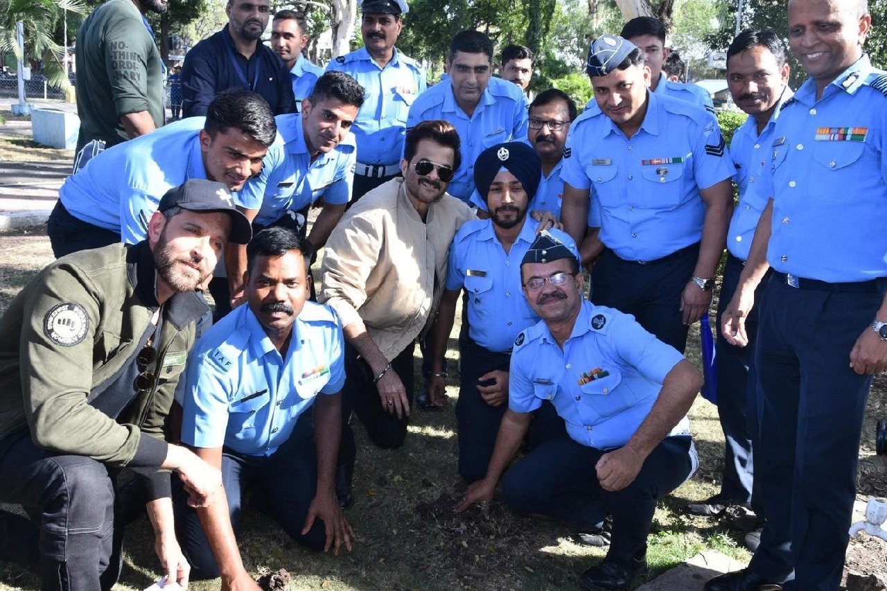 Hrithik, Anil Kapoor visit Pune Air Force Station