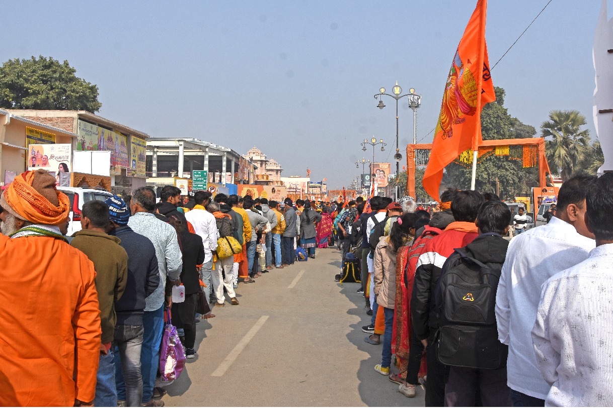 Despite vehicular traffic ban, devotees continue to pour into Ayodhya