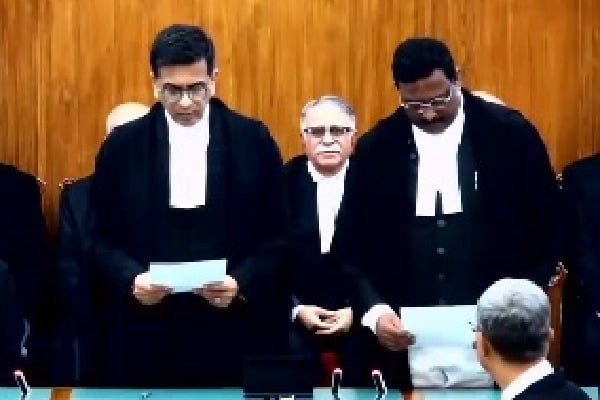 CJI Chandrachud administers oath to Justice Prasanna B. Varale as SC judge