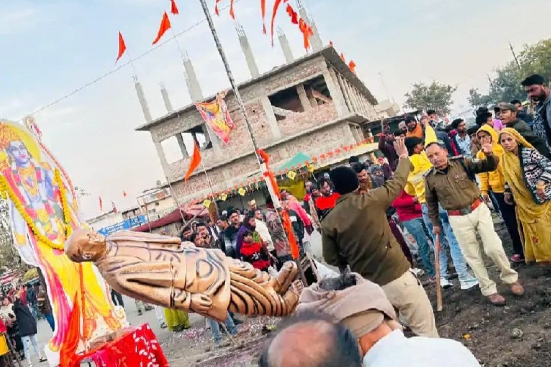 3, including cop hurt in clashes after Sardar Patel's statue pulled down in Ujjain
