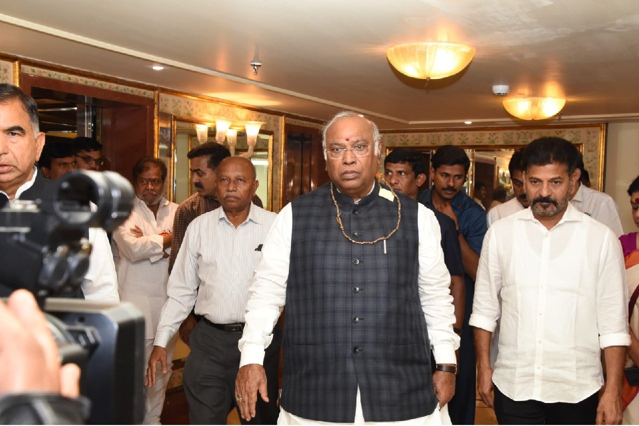 AICC President Shri Mallikarjuna Kharge arrived in Hyderabad 