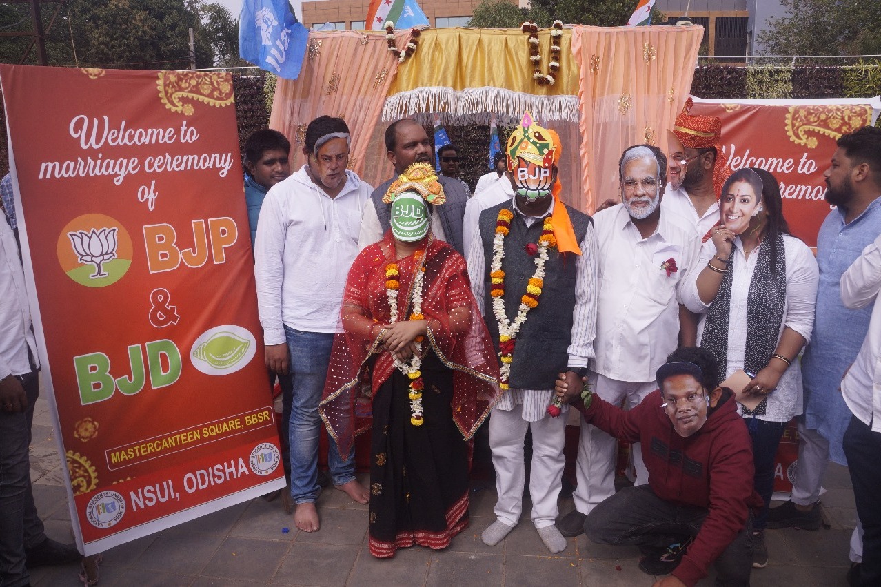 Odisha: Congress organises 'symbolic wedding' of BJD & BJP