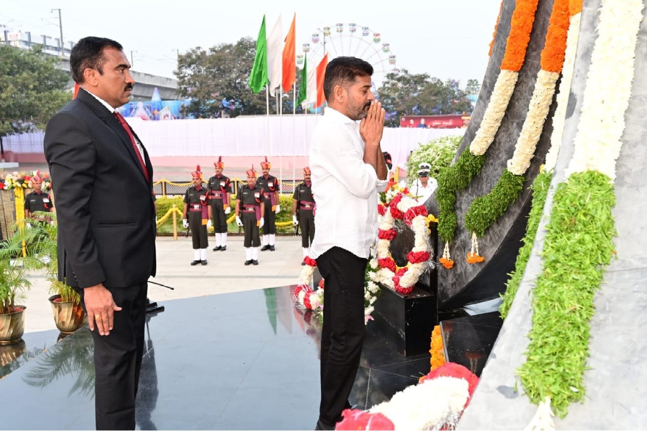 Telangana CM pays tributes at Martyrs’ Memorial