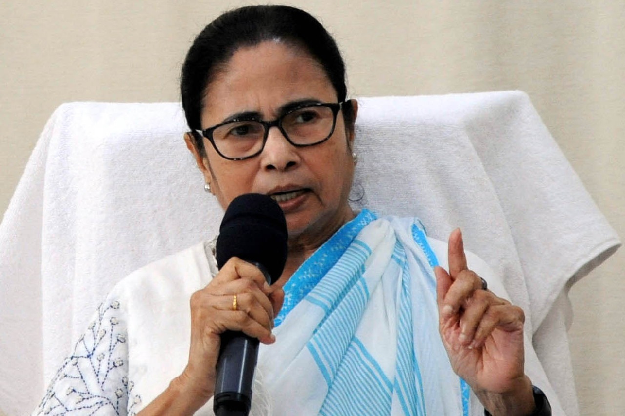 Mamata asks villagers along B'desh borders not to accept ID cards from BSF