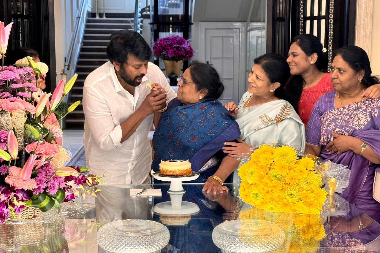 Chiranjeevi wishes his mother on her birthday