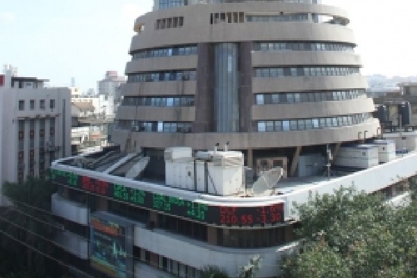 Sensex falls over 600 points on selling in heavyweights