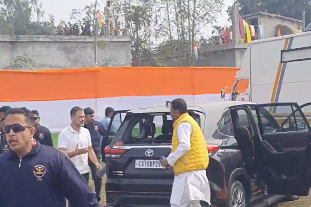Is there stone pelting on Rahul Gandhi car 