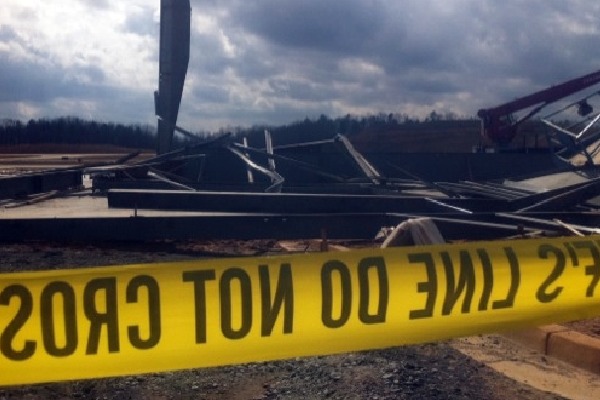 Three killed in hangar collapse at US airport