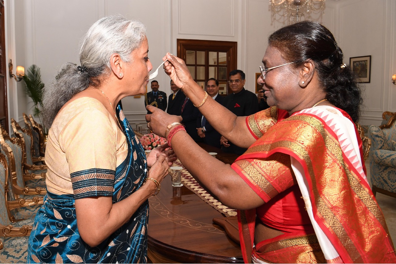 Nirmala sitaraman meets President Droupadi Murmu