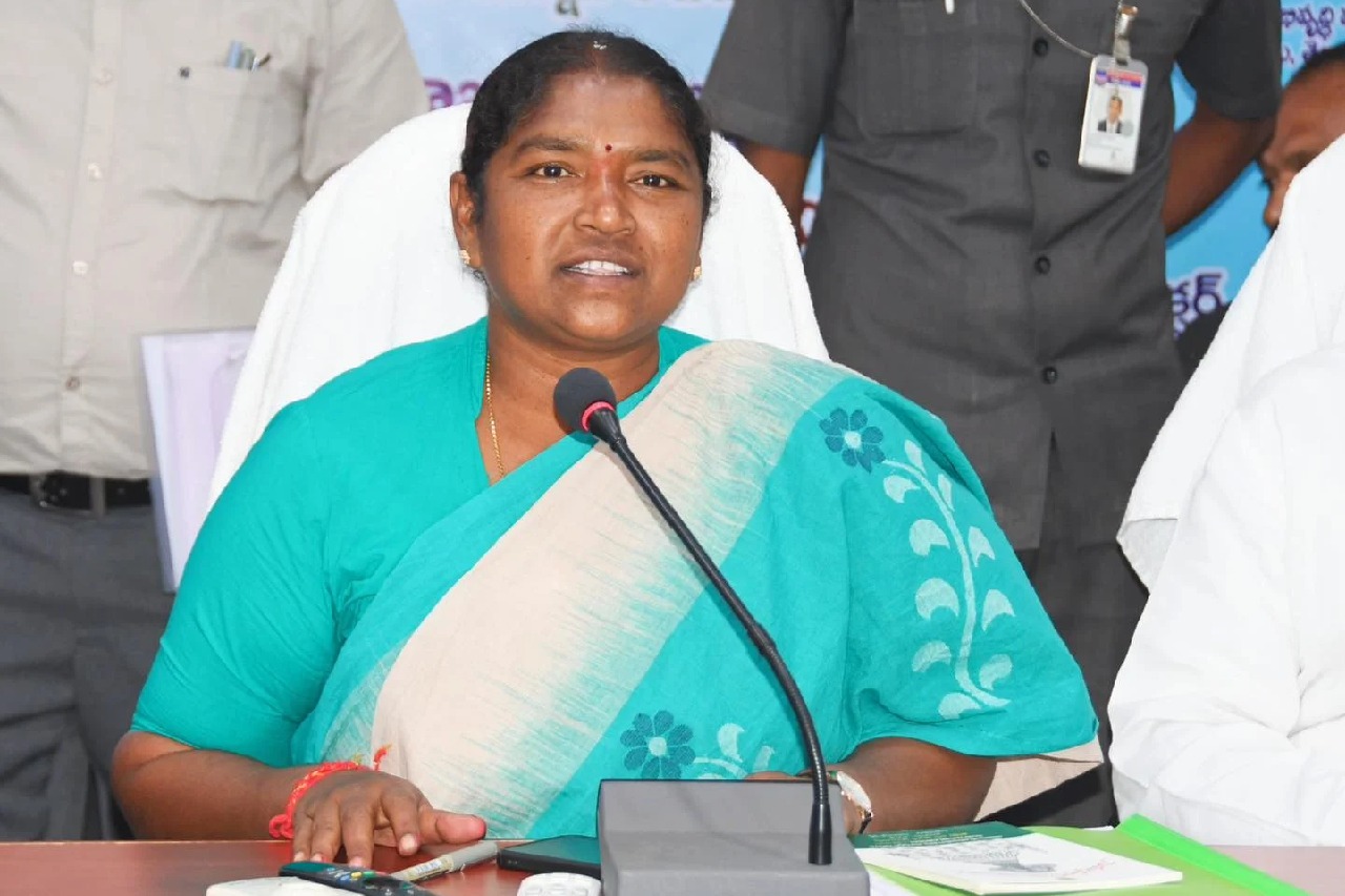 Minister Seethakka blames brs leaders for attack on kodandaram