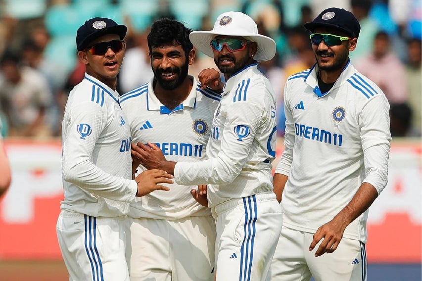 England lost 4 wickets for 136 runs in Visakha test