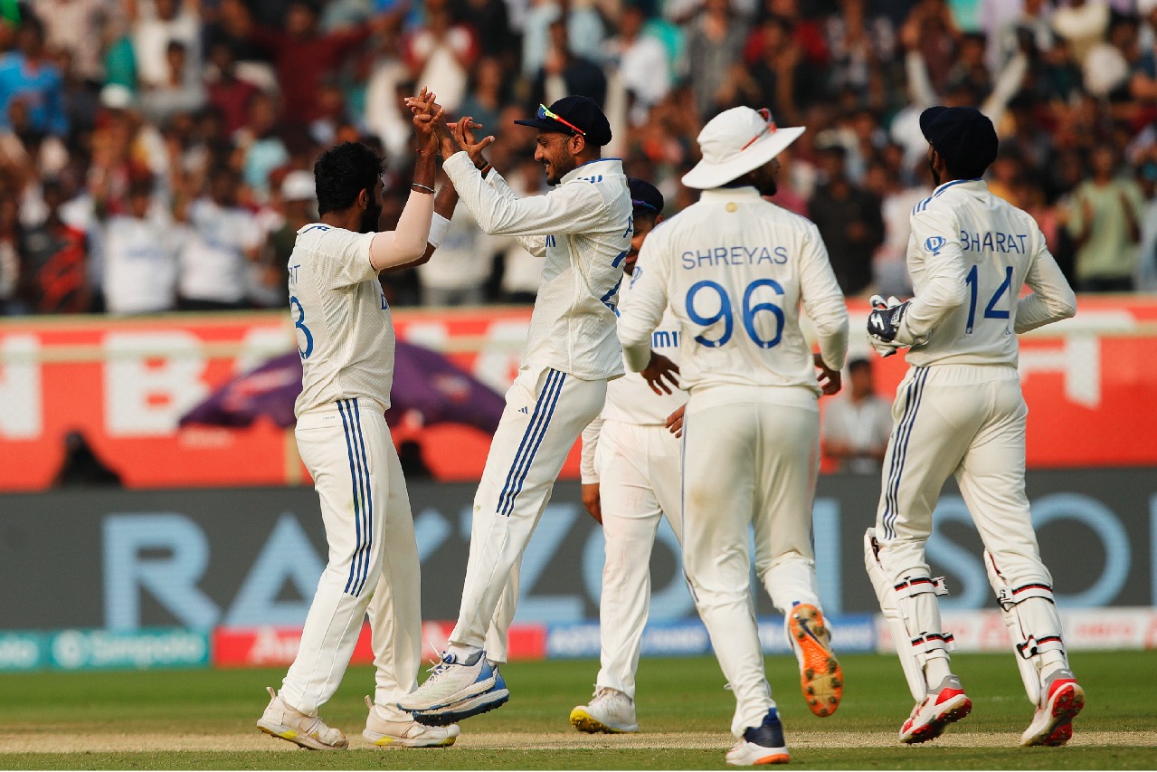 Team India bundled England for 253 runs in 1st innings and get crucial lead