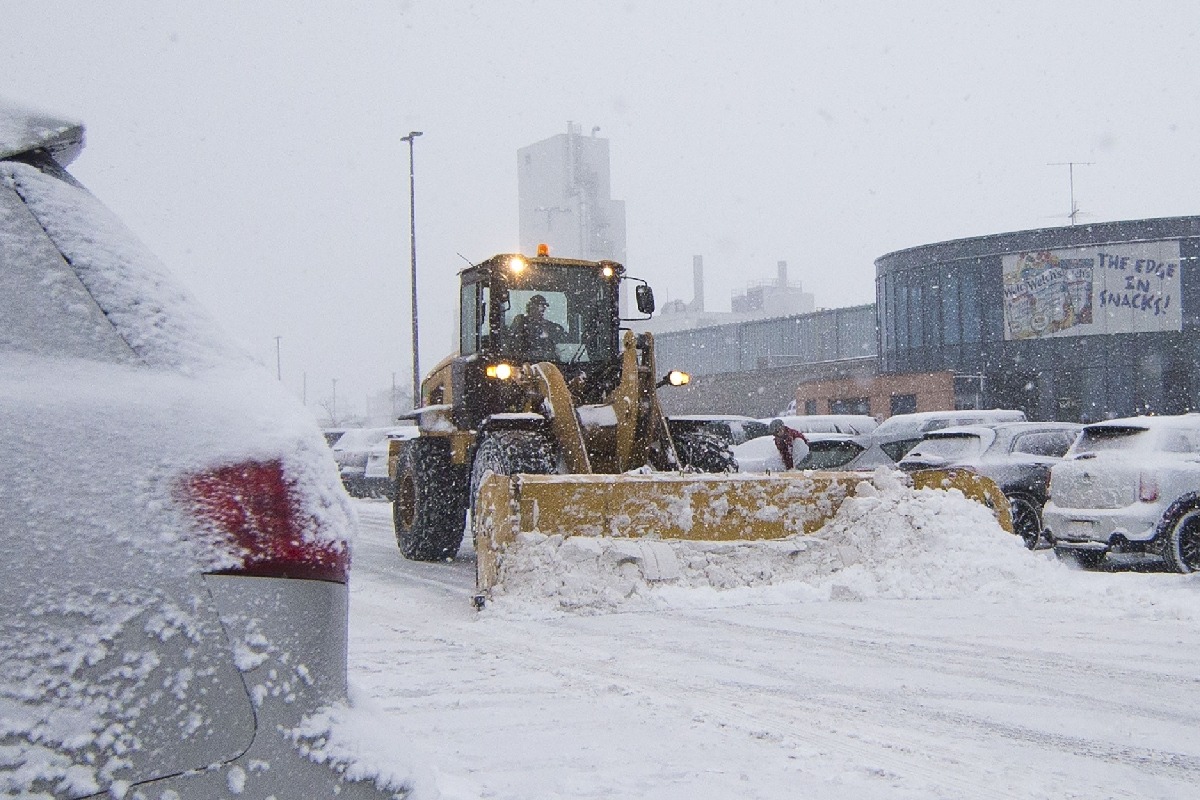 Snowfall in eastern Canada causes state of emergency