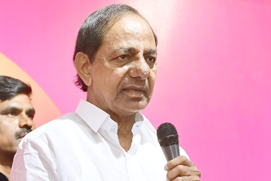 KCR Responds Strongly to CM Revanth Reddy's Criticism at BRS Workers' Meeting