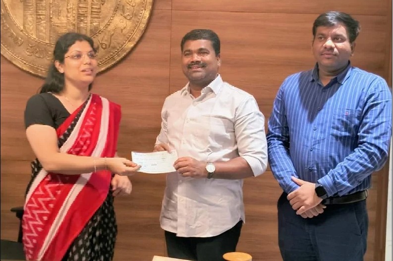 Choppadandi MLA donates rs 1 lakh from his first salary for evening snacks to SSC students