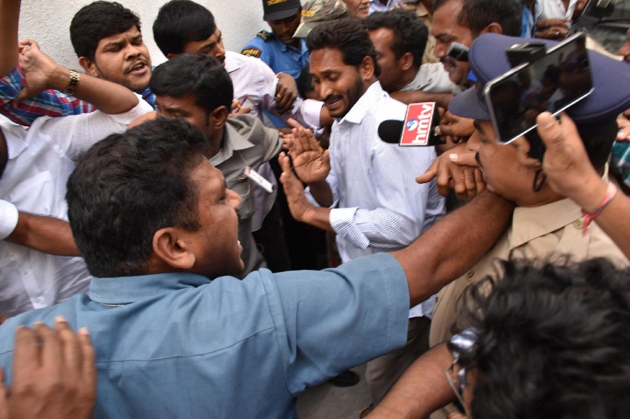 Accused in knife attack on Jagan Reddy gets bail- Updates