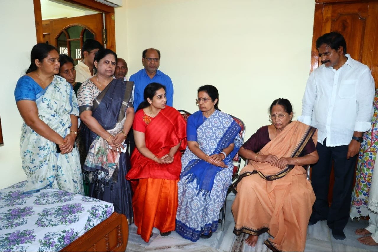 Nara Bhuvaneswari condolences to Devineni Uma