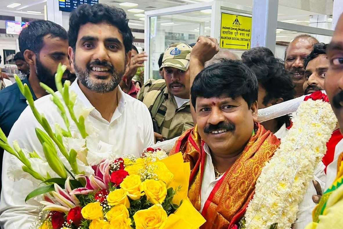 Grand welcome for Nara Lokesh in Vizag airport