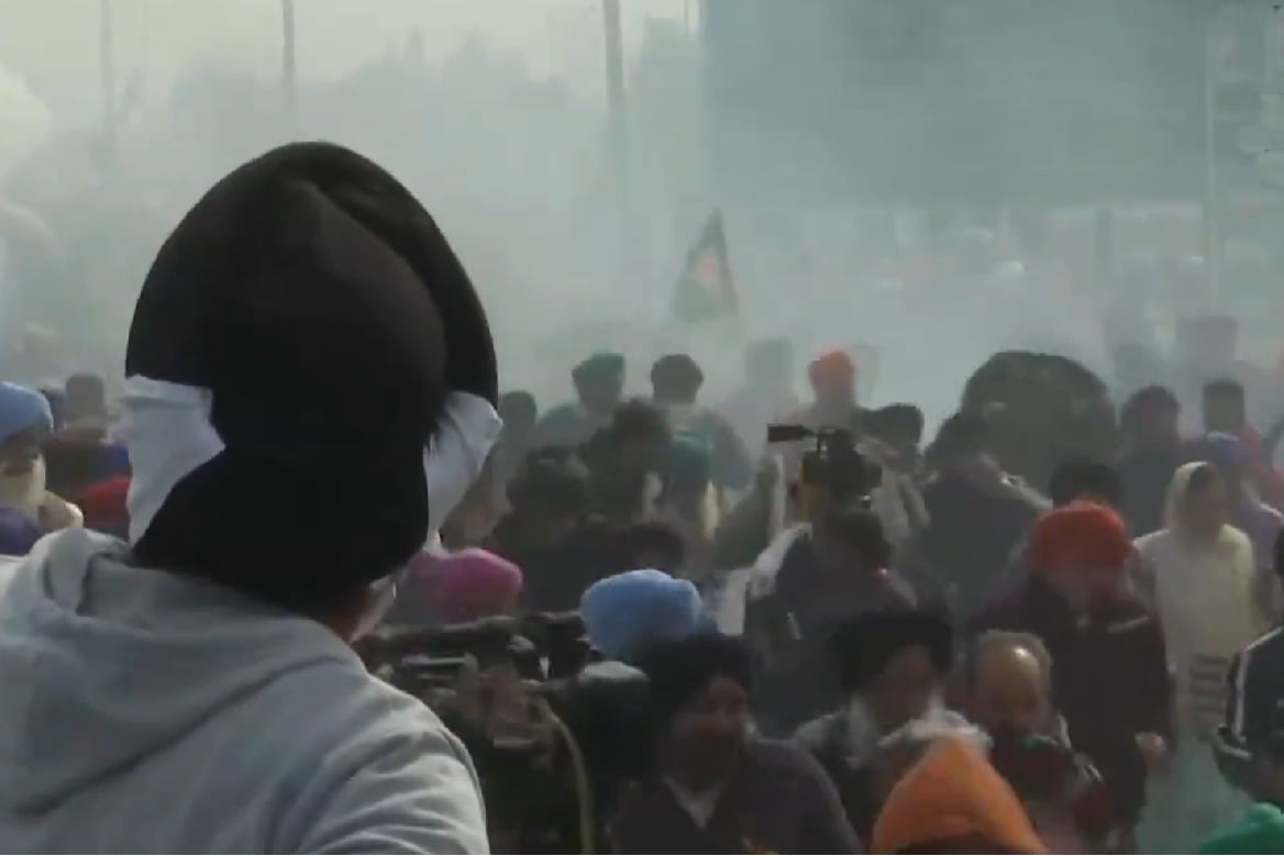Haryana Police use tear gas to disperse protesting farmers at
 inter-state border