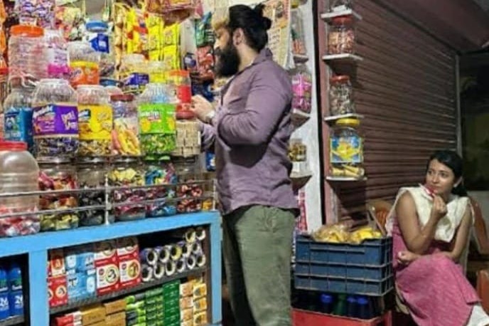 KGF sensation Yash purchases candy for daughter, pictures go viral