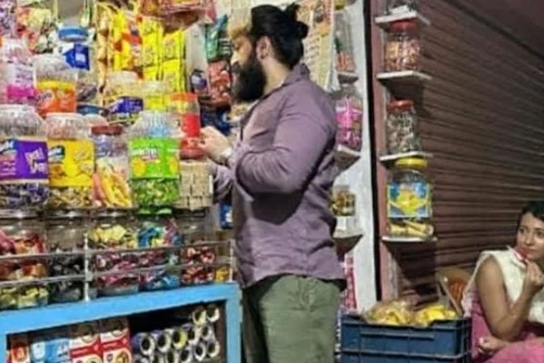 KGF sensation Yash Buys a candy for daughter in the road side shop