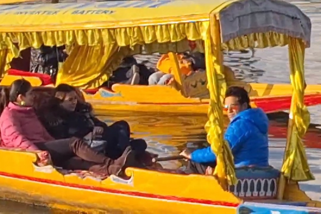 Sachin Tendulkar pays obeisance at Hazratbal, Shankaracharya temple in Srinagar; takes Shikara ride