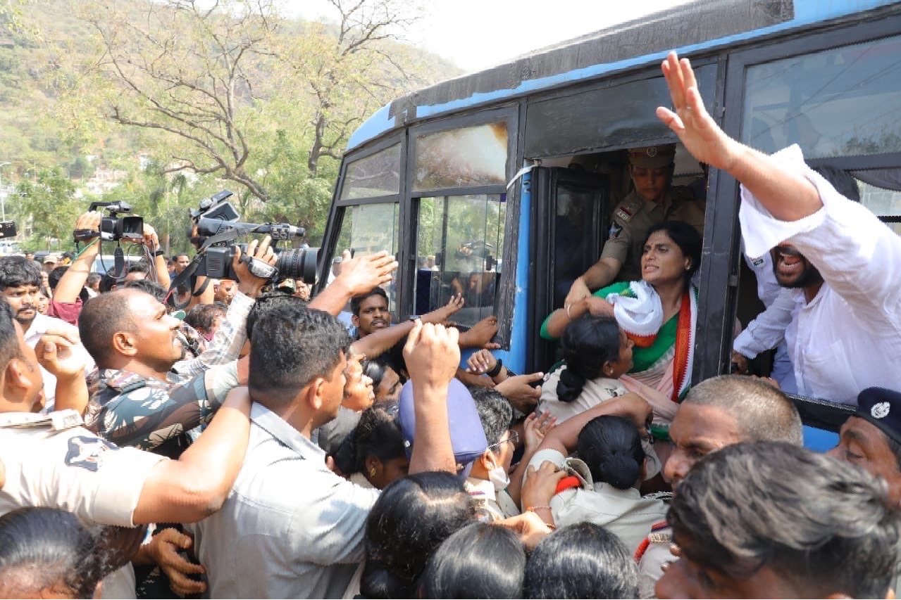 YS Sharmila injured during arrest at Chalo Secretariat protest
