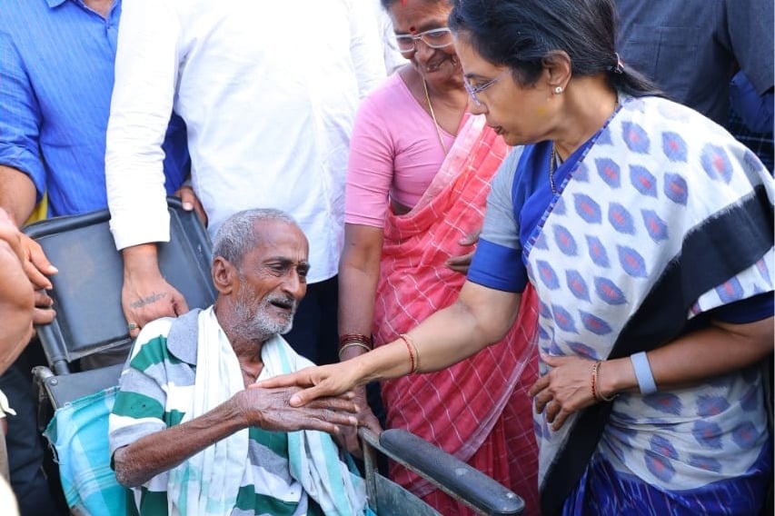 Nara Bhuvaneswari talks to two elder people in Nijam Gelavali visit