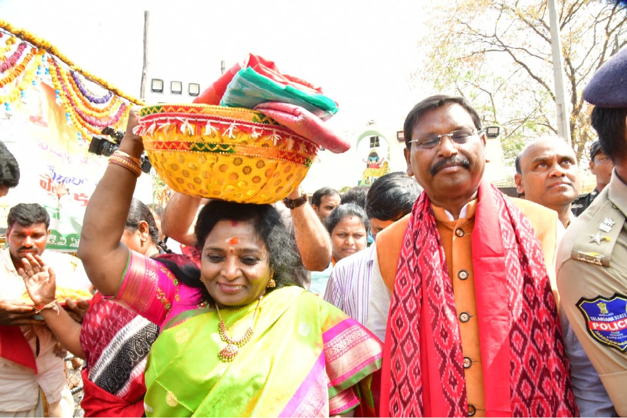 Telangana Governor, CM worship tribal deities at Medaram