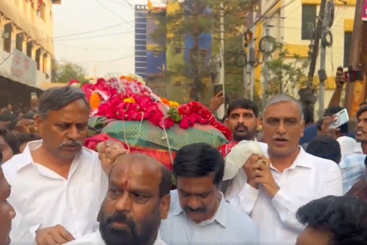 Harish Rao and Other BRS Leaders Carry MLA Lasya Nanditha's Bier in a Heartfelt Farewell
