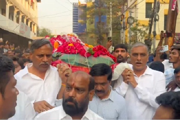 Harish Rao participates in Lasya Nandita funeral procession