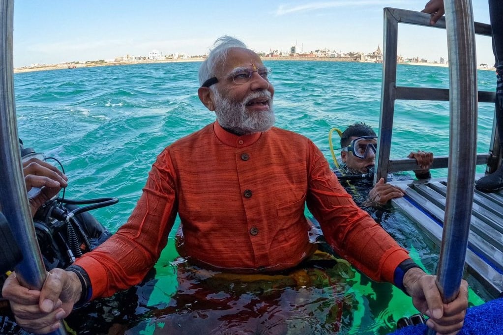 Modi visits Dwaraka city immersed in waters