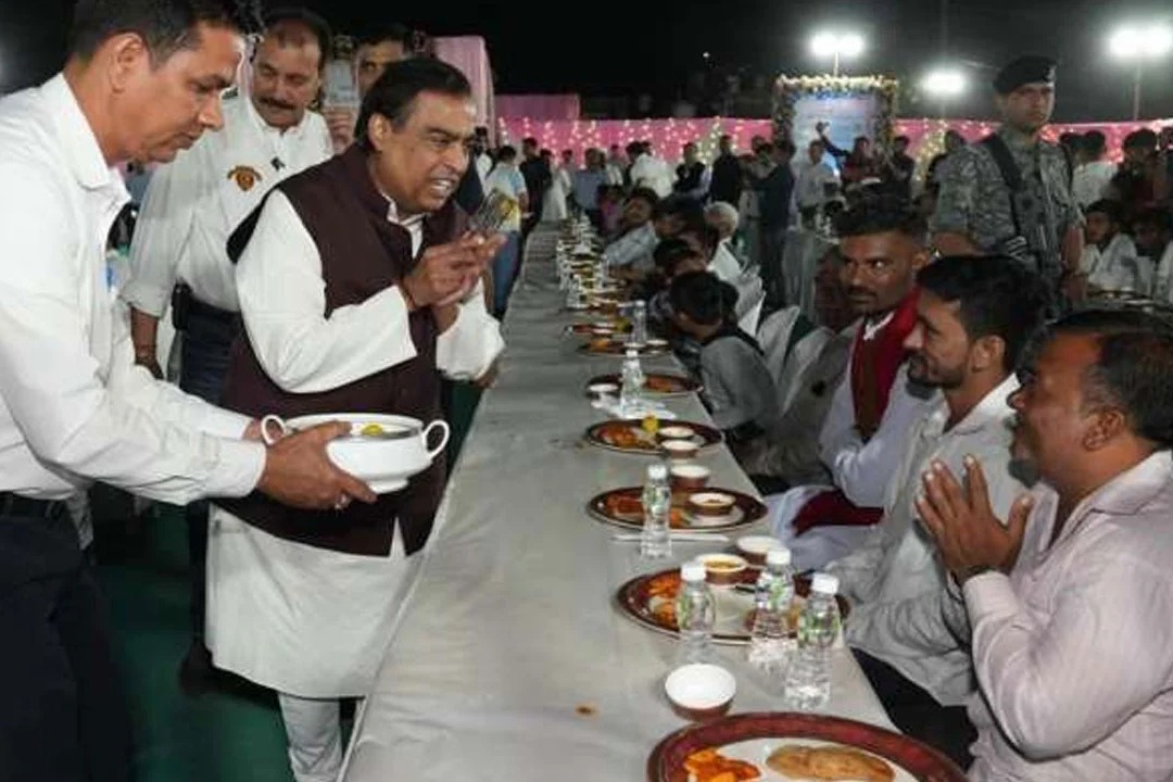 Richest man in India Mukesh Ambani ate the food brought by the villagers