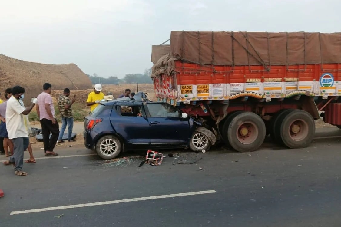 Fatal road accident in Nandyal and Five residents of Hyderabad died
