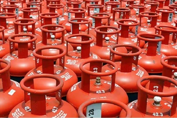 Govt extends Rs 300 subsidy on LPG cylinder under Ujjwala scheme by one year