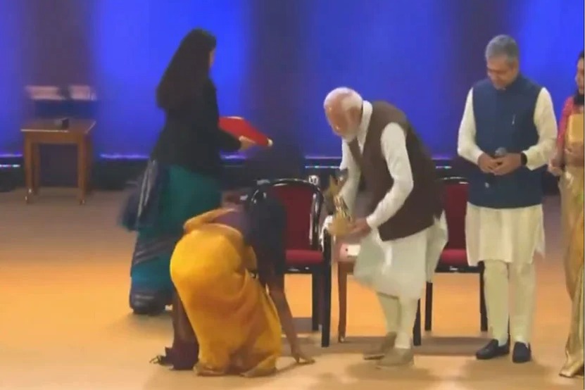 PM Modi Touches the Feet of Woman during National Creators Award Event