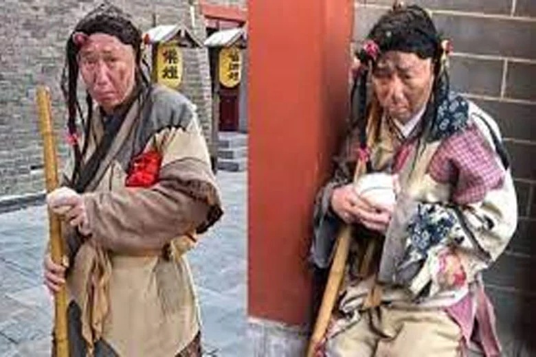 Chinese Actor Lu Jingang Earns Rs 8 Lakh A Month By Begging At Tourist Spot