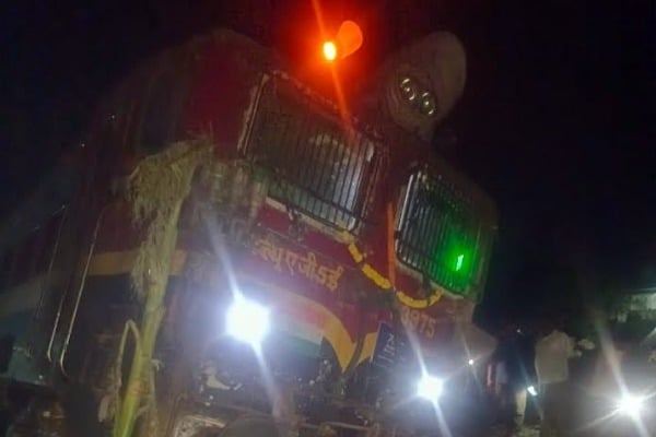 Locomotive of passenger train derails in Andhra, no passenger injured